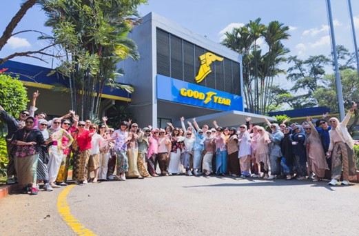 Jajaran Goodyear Women’s Network Indonesia berpose dengan kebaya di Kantor Pusat Goodyear Indonesia Bogor 